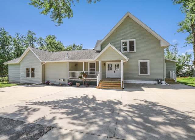 Property at 5705 Beverly Rd SW, Cedar Rapids, IA 52404, 3 beds, 2.5 baths
