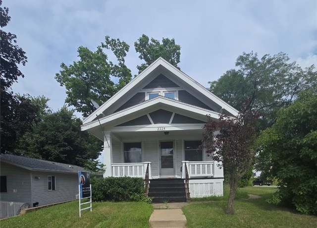 Property at 2225 J St SW, Cedar Rapids, IA 52404, 3 beds, 1 bath