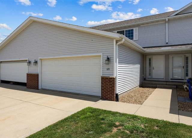 Property at 121 Woodstone Ln SW, Cedar Rapids, IA 52404, 3 beds, 2.5 baths
