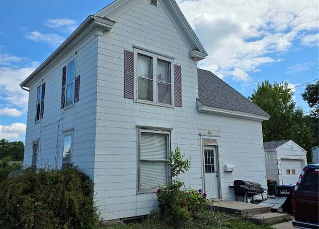 Property at 402 8th Ave, Marion, IA 52302, 3 beds, 2 baths