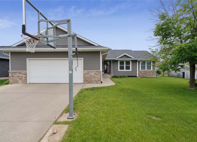 Property at 1725 49th St, Marion, IA 52302, 4 beds, 3 baths