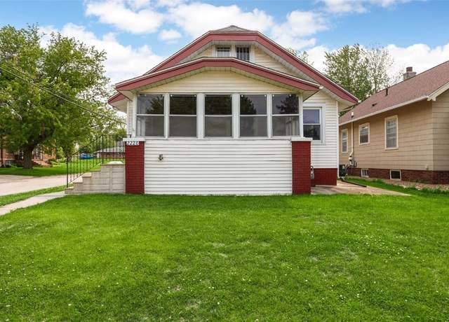 Property at 2220 D St St SW, Cedar Rapids, IA 52404, 7 beds, 2 baths