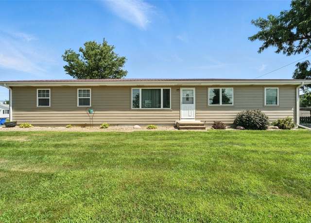 Property at 2225 26th St SW, Cedar Rapids, IA 52404, 2 beds, 3 baths