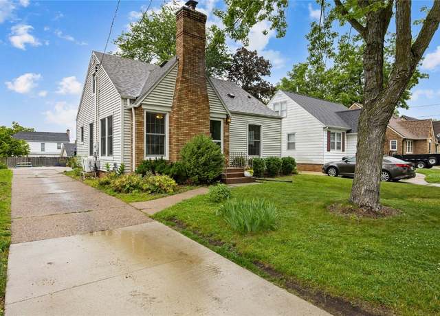 Property at 1033 26th St SE, Cedar Rapids, IA 52403, 3 beds, 2.5 baths
