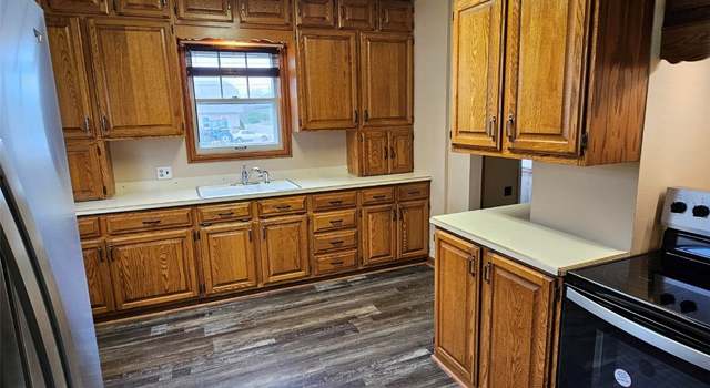 Photo of 515 4th St E, Vinton, IA 52349