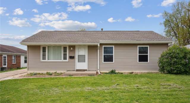 Photo of 3815 Oakland Rd NE, Cedar Rapids, IA 52402