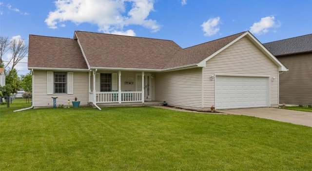 Photo of 1067 Lyndhurst Dr, Hiawatha, IA 52233