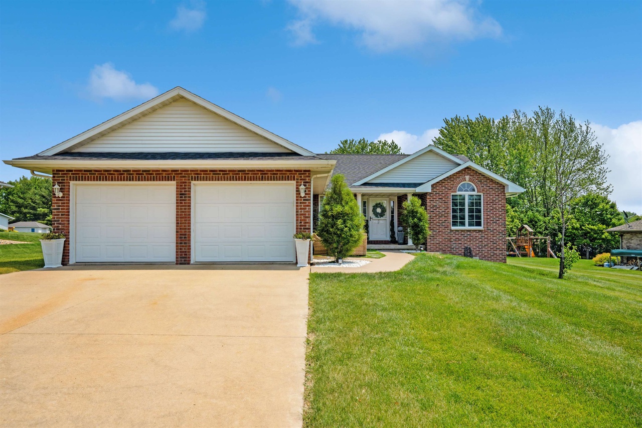 660 Missy Dr, Peosta, IA 52068