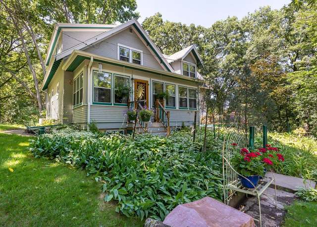 Property at 1600 W 32nd St, Dubuque, IA 52001, 3 beds, 1 bath
