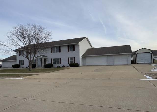 Property at 933 Country Club Dr, Maquoketa, IA 52060, 8 beds, 2 baths