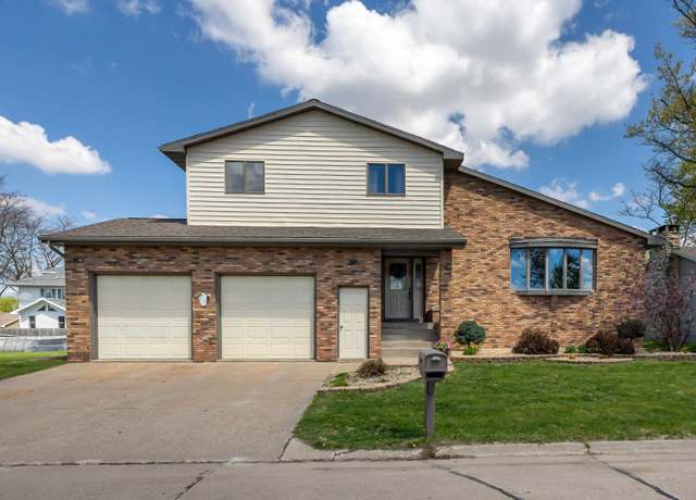 Property at 305 SW Koopmann Ct, Farley, IA 52046, 3 beds, 2.5 baths