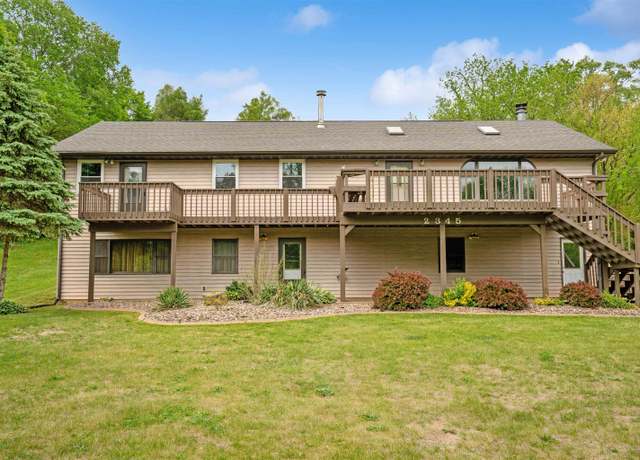 Property at 2345 W 32nd St, Dubuque, IA 52001, 3 beds, 3 baths