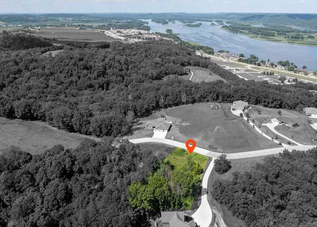 Property at 122 Riviera Dr, Bellevue, IA 52031