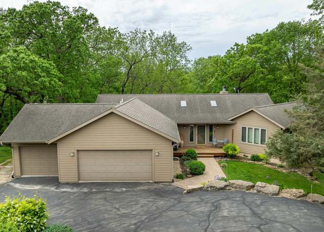 Property at 11 Peninsula Dr, Galena, IL 61036, 4 beds, 2.5 baths