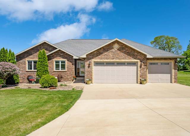 Property at 18910 Teddy Bear Ct, Dubuque, IA 52002, 4 beds, 3 baths
