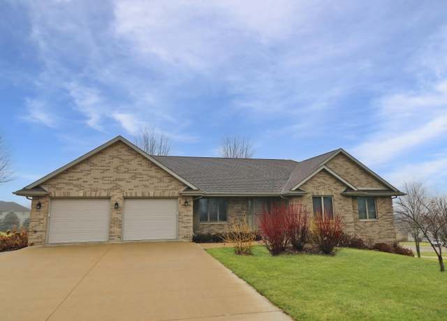 Property at 8432 Southern Hills Ct, Dubuque, IA 52003, 5 beds, 4 baths