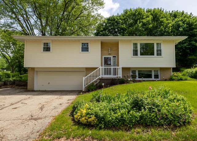 Property at 1876 Carter Ct, Dubuque, IA 52001, 3 beds, 2 baths