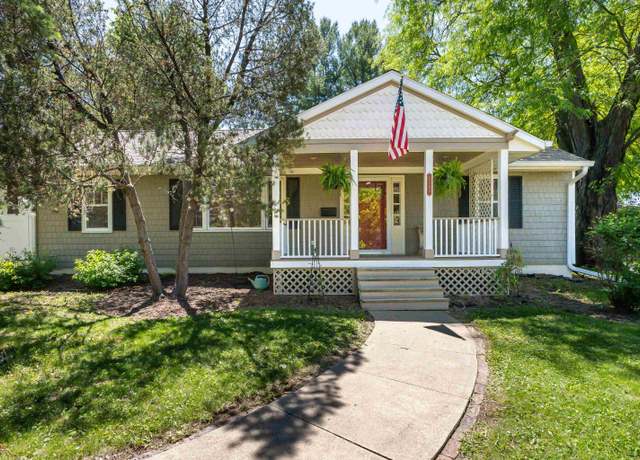 Property at 2160 Simpson St, Dubuque, IA 52003, 4 beds, 2 baths