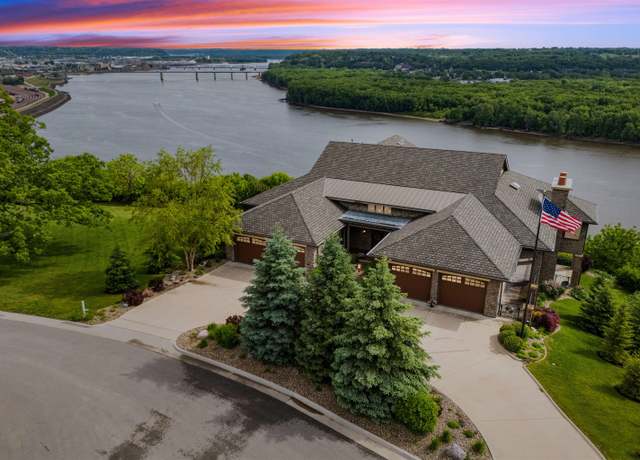 Property at 1025 Carmel Dr, Dubuque, IA 52003, 5 beds, 6 baths