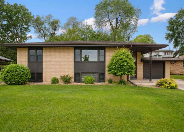 Property at 1791 Avalon Rd, Dubuque, IA 52001, 3 beds, 2 baths