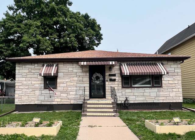 Property at 2814 Jackson St, Dubuque, IA 52001, 3 beds, 1 bath