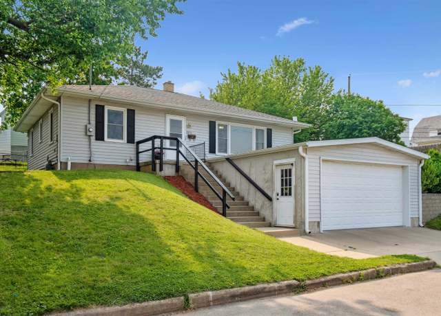 Property at 2214 Hoyt St, Dubuque, IA 52001, 3 beds, 2 baths