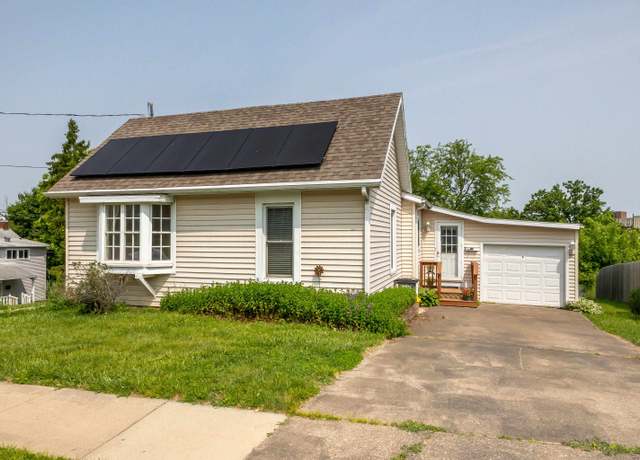Property at 1165 Oak St, Dubuque, IA 52003, 3 beds, 1 bath