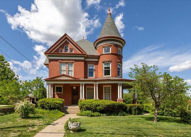 Property at 1045 W 3rd St, Dubuque, IA 52001, 5 beds, 1.5 baths