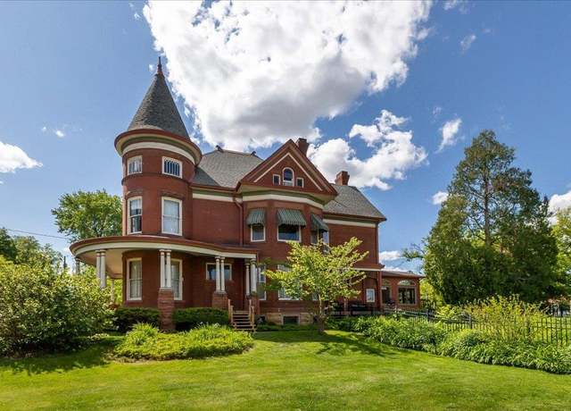 Property at 1045 W 3rd St, Dubuque, IA 52001, 5 beds, 1.5 baths