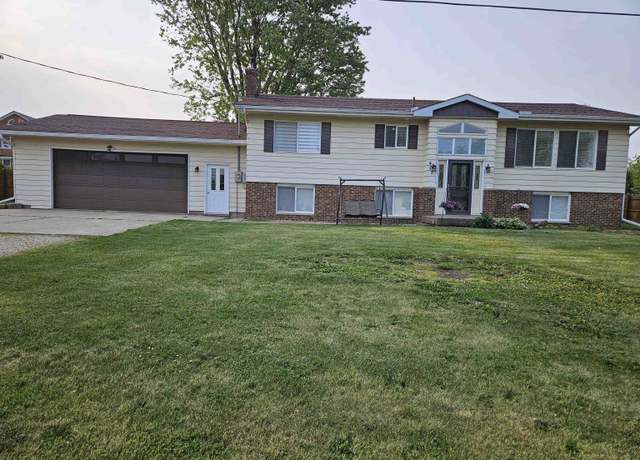 Property at 407 E Centre St, Garnavillo, IA 52049, 3 beds, 2 baths