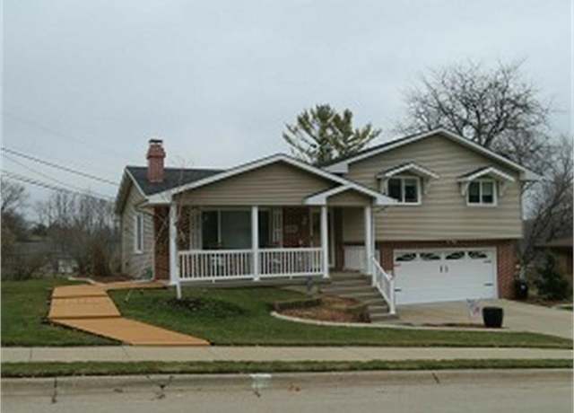 Property at 1295 Cortez Dr, Dubuque, IA 52001, 3 beds, 2 baths