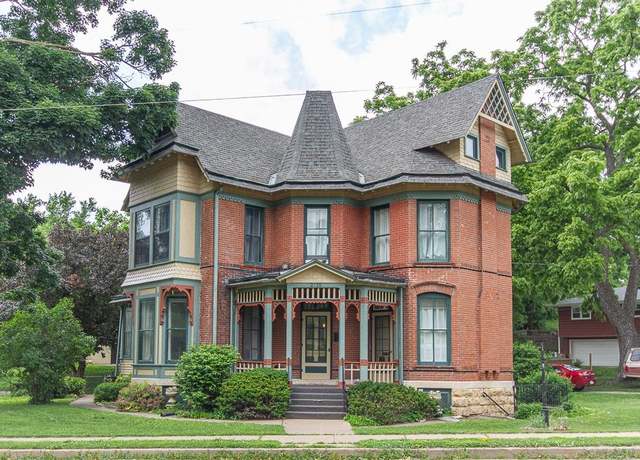 Property at 2735 Windsor Ave, Dubuque, IA 52001, 4 beds, 2.5 baths