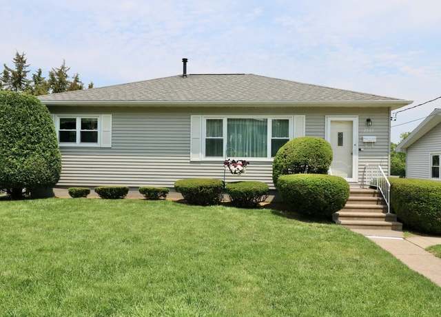 Property at 2863 Indiana Ave, Dubuque, IA 52001, 3 beds, 2 baths
