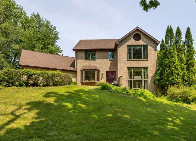 Property at 837 Spires Dr, Dubuque, IA 52001, 4 beds, 3.5 baths