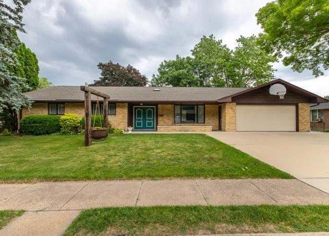 Property at 538 St George St, Dubuque, IA 52003, 5 beds, 4 baths