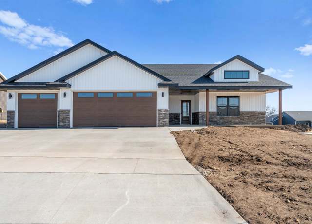 Property at 924 Red Oak St, Manchester, IA 52057, 3 beds, 2 baths