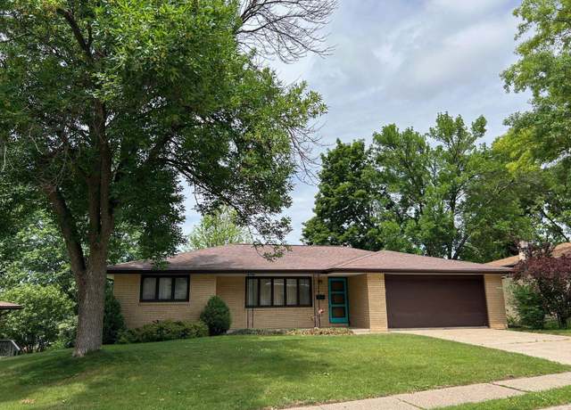 Property at 3155 Saint Anne Dr, Dubuque, IA 52001, 3 beds, 2 baths