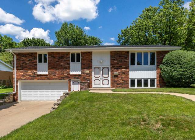 Property at 3025 Saint Anne Dr, Dubuque, IA 52001, 3 beds, 2.5 baths