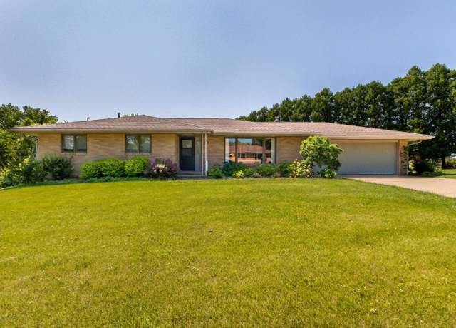 Property at 10504 Cedar Point Ct, Dubuque, IA 52003, 4 beds, 3 baths