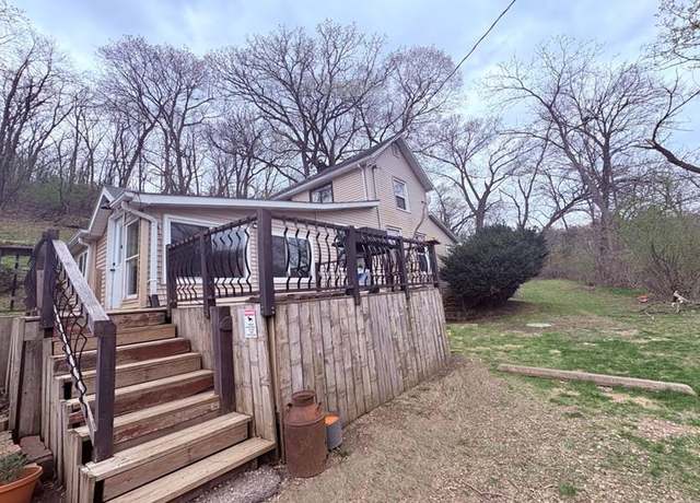 Property at 1200 W 32 St, Dubuque, IA 52001, 3 beds, 1 bath