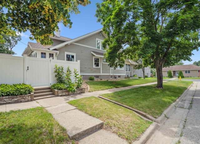 Property at 800 E Main St St, Manchester, IA 52057, 4 beds, 2.5 baths
