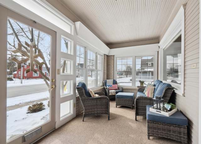 Property at 800 E Main St St, Manchester, IA 52057, 4 beds, 2.5 baths