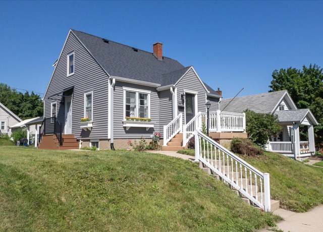 Property at 1675 N Algona St, Dubuque, IA 52001, 3 beds, 2 baths