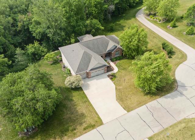 Property at 17425 Castlemaine Ln, Dubuque, IA 52001, 5 beds, 3.5 baths