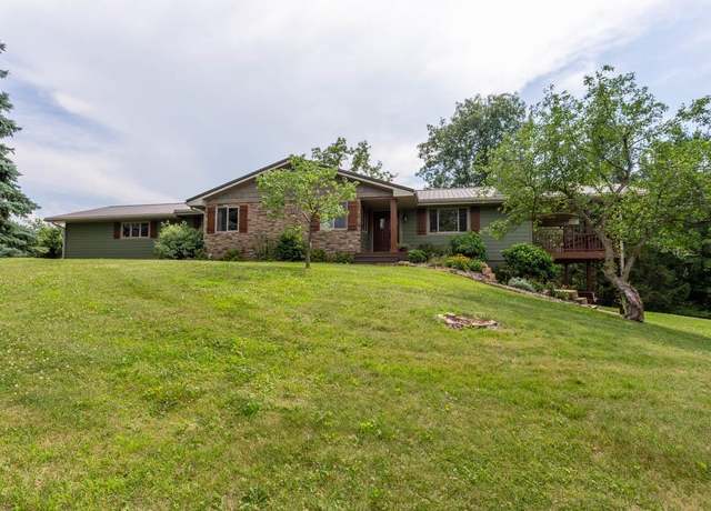 Property at 8421 Olde Davenport Rd, Dubuque, IA 52003, 3 beds, 3 baths