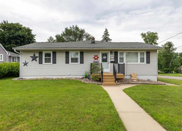 Property at 2115 Sunnyview Dr, Dubuque, IA 52001, 4 beds, 3 baths