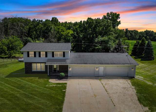 Property at 30020 Prier Rd, Dyersville, IA 52040, 4 beds, 1.5 baths