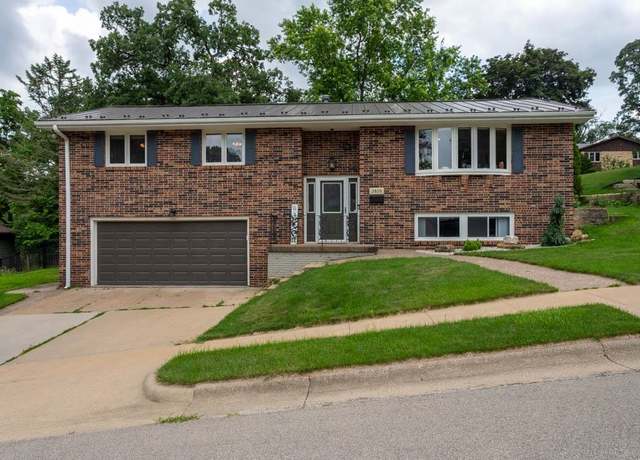 Property at 2870 Wildwood Dr, Dubuque, IA 52001, 3 beds, 2 baths