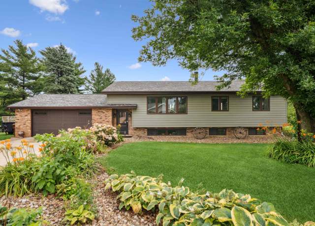 Property at 8800 Melissa Ct, Dubuque, IA 52003, 4 beds, 2 baths