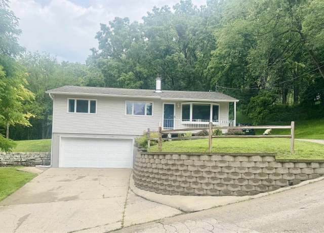 Property at 2055 Jansen St, Dubuque, IA 52001, 3 beds, 2 baths